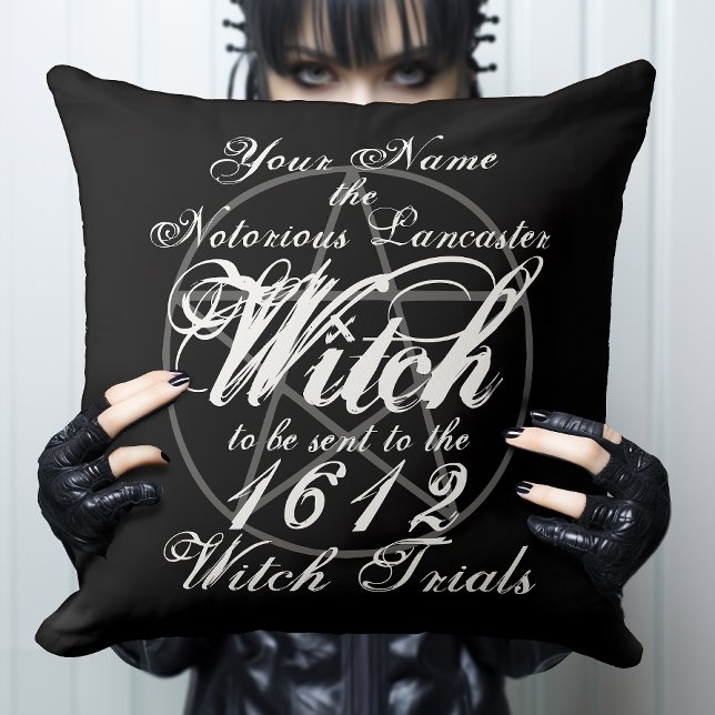 Almofada Testes de bruxas ocultas personalizadas (Add your Name and Date to reincarnate. Make yourself into a Notorious Witch  Gothic Throw Pillow.)