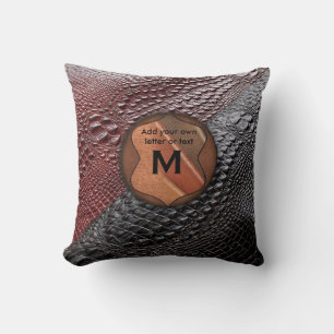 Almofada Textura da pele de cobra e elementos monogramados