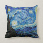 Almofada The Starry Night (1889), por Vincent Van Gogh Trav<br><div class="desc">A Noite Estrelada é uma pintura a óleo na canvas do pintor holandês Poste-impressionista Vincent van Gogh. Pintado em junho de 1889, ele mostra a visão da janela voltada para leste de sua sala de asilo na Santo-Rémy-de-Provence, pouco antes do nascer do sol, com a adição de uma vila imaginária....</div>