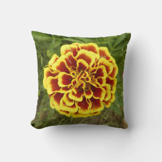 Almofada Throw Pillow With Picture Of Marigold On It