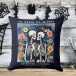 Almofada Til Death Nos Parte Skeletons Casamento Gótico<br><div class="desc">Apresentando nossa Design de Casamento Gótico "Til Death Do Us Part", a fusão perfeita de branco assustador e romance escuro. Criada especificamente para aqueles que abraçam o encantador prazer de um casamento de Halloween, esta design única captura a essência de um esqueleto de outono santificado. Imaginem dizer os vossos votos...</div>