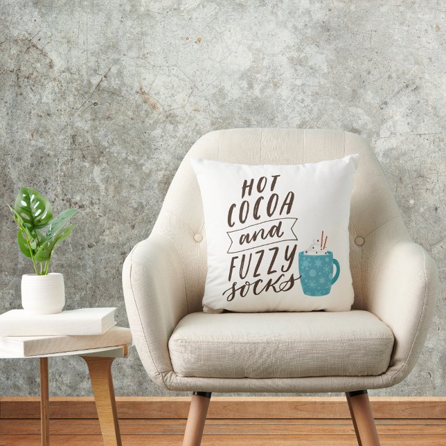 Almofada Típica de Meias de Felpudo de Cacau Quente Natal (Christmas Holiday Hot Cocoa Fuzzy Socks Typography Throw Pillow)