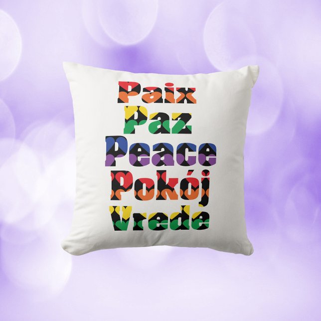 Almofada Tipografia do Arco-Íris de Paz (A pillow with the word peace in French, Spanish, Polish and Dutch)