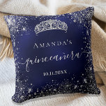 Almofada Titara do nome azul da Quinceanera glitter de prat<br><div class="desc">Para uma elegante Quinceañera,  15. Uma cor azul na moda,  a cor azul é irregular. Decorado com pó falso de cinza prateada,  uma coroa de tiara. Personalize e adicione um nome,  idade e data. Quinceañera é escrita com um estilo moderno,  escrito à mão,  com traços.</div>