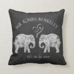 Almofada TONELADAS DE AMOR | Presente personalizado de casa<br><div class="desc">TONELADAS DE AMOR | Casal Elefante Personalizado / Travesseiro decorativo de Casamento Personalizado. Você pode personalizá-la para excluir a imagem de fundo do quadro de fundo para adicionar uma cor mais adequada ao seu gosto. Veja como: Clique no botão Personalizar> Clique em Cor de Fundo Um menu de cores aparecerá,...</div>