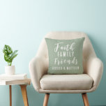 Almofada Tono Terra Personalizado Sage Fé Família Amigos Ca<br><div class="desc">Almofada de lançamento de casais Amigos da Família da Fé Sage Tono Terra Totalmente Personalizável disponível em outras cores ou estilos. Faça com que seja seu com o nome da sua família ou presenteie um amigo! Perfeito para um presente de casa nova ou para recém-casados. Precisa de ajuda para personalizar?...</div>