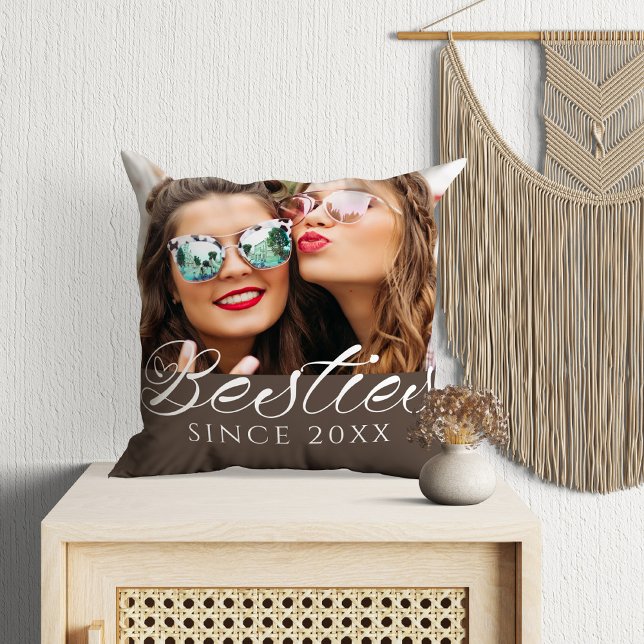 Almofada Tópico personalizado de "Besties From" (Besties De ("Besties Since" Custom Photo Chic Throw Pillow in a boho room with macramé.)