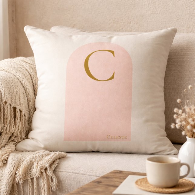 Almofada Travesseira Blush Arch Monograma (Soft ivory meets blush arch detail, finished with a gold serif monogram for refined neutral living.)