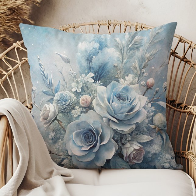 Almofada Travesseira Decorativa Buquê de Rosa Azul de Inver (Winter Blue Rose Bouquet Decorative Pillow in a boho rattan armchair.)