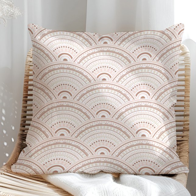 Almofada Travesseiro com Estampa Boho Neutro Arco-íris (Boho Neutral Rainbow Pattern Pillow in a sunny rattan armchair.)