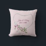 Almofada Travesseiro de Arremesso com Coração de Fita Flora<br><div class="desc">Buquê de flores cor-de-rosa com hera verde em coração de fita de cetim branco sobre fundo texturizado de cor-de-rosa suave.
Pode ser usado para presente de aniversário ou casamento.</div>