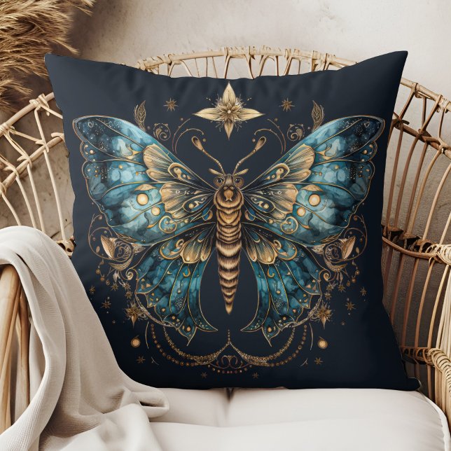 Almofada Travesseiro de Arremesso da Lua Encantada – Maripo (Mystic Moth – Enchanted Moon Throw Pillow in a boho rattan armchair.)
