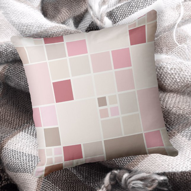 Almofada Travesseiro de Padrão de Mosaico Cinematográfico C (Modern pillow featuring a mosaic checkered pattern in warm peach, soft chocolate and pink pastels)