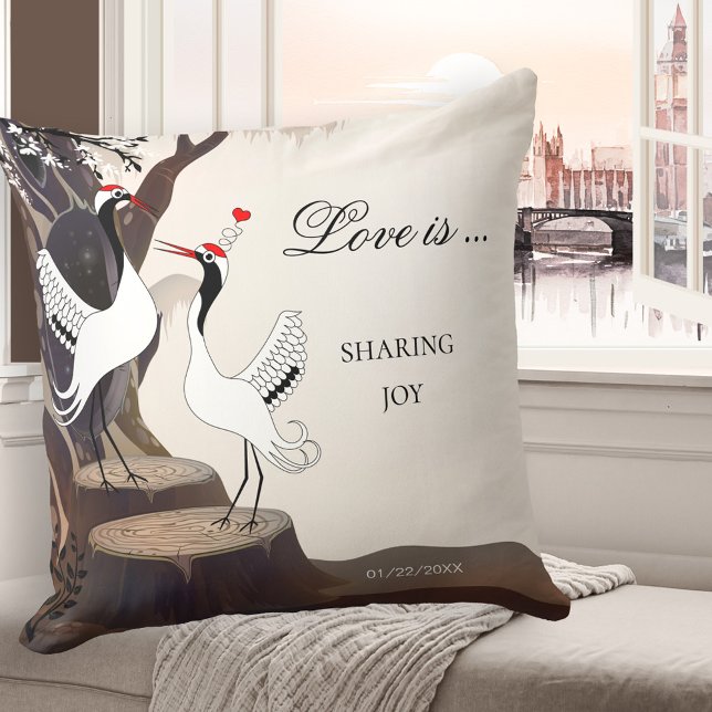 Almofada Travesseiro de Pássaros do Amor de Gruas Japonesas (Romantic pillow featuring an illustration of two Japanese cranes in love at the edge of a forest)