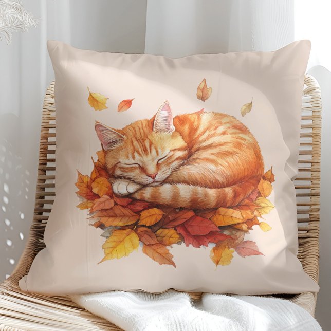 Almofada Travesseiro de pincel suave Gengibre dormente (Cozy Sleeping Ginger Cat Terracotta Pillow on a sunny boho rattan chair.)