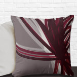 Almofada Travesseiro decorativo cinza artístico ruandês<br><div class="desc">Cinza e travesseiro decorativo burgundy apresentam um desenho abstrato artístico com sombras de burgundy e cinzas com sotaques brancos sobre fundo de cinza. Essa composição de abstrato é construída sobre combinações de fitas repetidas, que se sobrepõem e se entrelaçam para formar um padrão intrincado e complexo de abstrato. As cinzas,...</div>