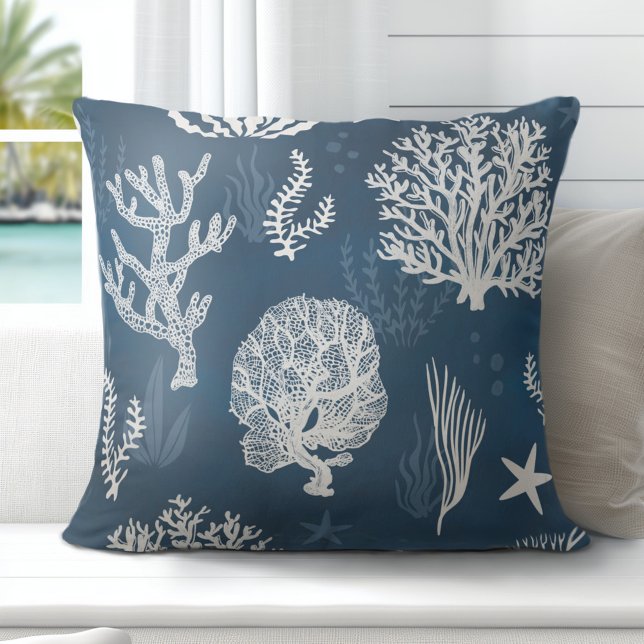 Almofada Travesseiro decorativo de Coral Branco Azul Costei (Discover Gorgeous Coastal Throw Pillows by Totally Coast.)
