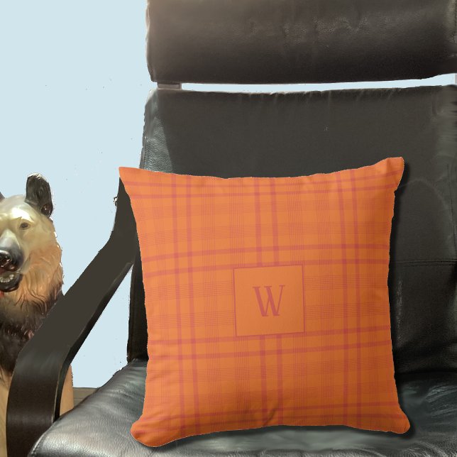 Almofada Travesseiro decorativo de Monograma de Padrão de T (Orange Tartan pattern throw pillow with monogram . )