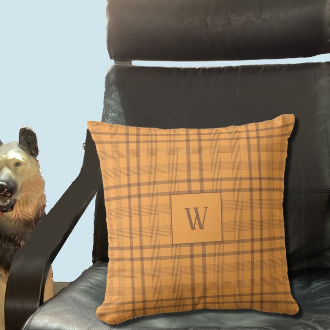Almofada Travesseiro decorativo de Monograma do Padrão de O (Ochre and brown Tartan pattern pillow with monogram . Also available in an orange color . 
)