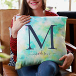 Almofada Travesseiro decorativo de Nome do Teen Tie-Dye Mon<br><div class="desc">Monograma colorido e travesseiro de nome para a cama ou lugar de sua adolescente. Um design personalizado de gravata que ela vai amar.</div>