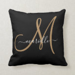 Almofada Travesseiro decorativo de Nome Dourado Preto do Mo<br><div class="desc">Travesseiro decorativo personalizado com um script de ouro inicial e um nome de script branco. Um estilo de tipografia moderna minimalista e tendenciosa. Clique em "personalizar ainda mais para usar nossa ferramenta design simples para escolher uma fonte inicial ou de nome diferente.</div>