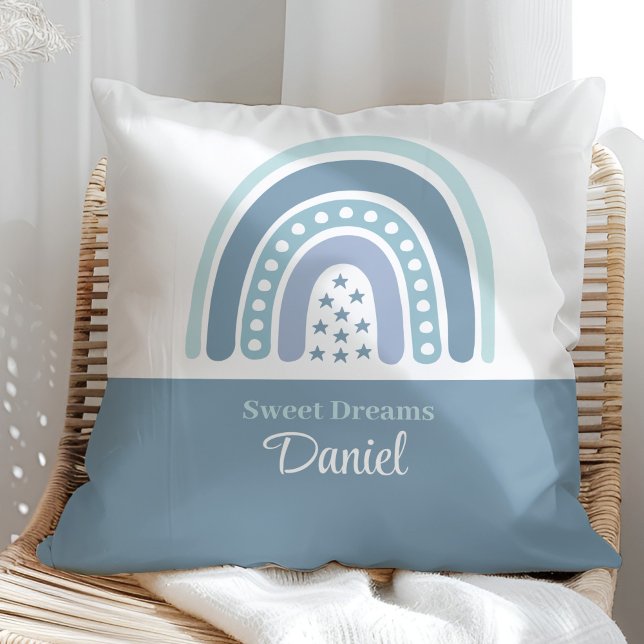 Almofada Travesseiro decorativo de Nome Personalizado do Ar (Boho Blue Rainbow Custom Name Throw Pillow on a sunny rattan chair.)