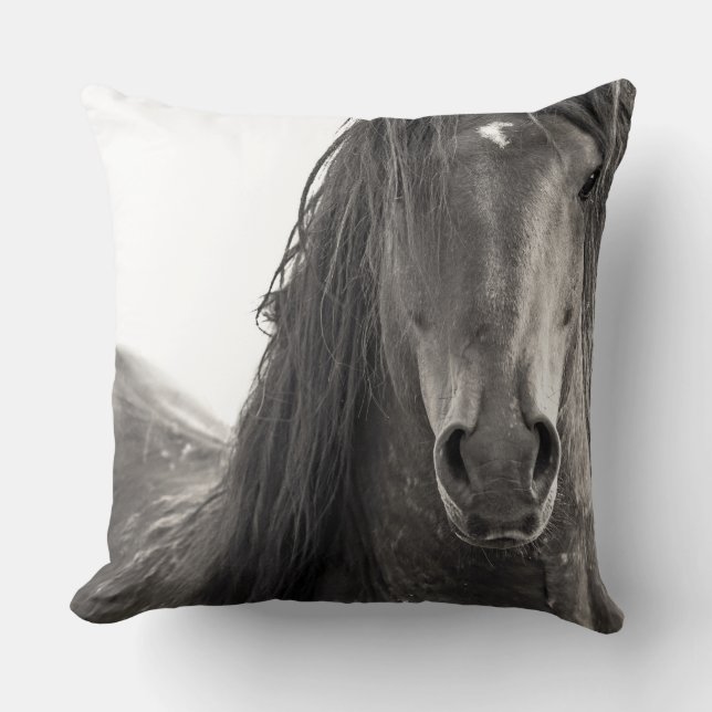 Almofada travesseiro decorativo "Defiant" (Frente)