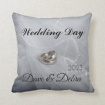 Almofada Travesseiro decorativo do Dia de Casamento de Newl<br><div class="desc">Travesseiro decorativo do Dia de Casamento de Recém-casados. Apresenta fotos de prata e bronze do casamento como fundo. Essa elegante design também é personalizada com os nomes do casal sortudo e do ano do casamento.</div>