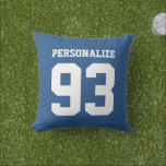 Almofada Travesseiro decorativo externo do número de camisa<br><div class="desc">Um travesseiro decorativo de camisa de esporte azul personalizado. Cor de fundo personalizável. Ótima decoração de casa para homens, mulheres e crianças. Crie sua própria almofada de jardim com o nome da equipe escolar ou citação engraçada para beisebol, basquete, vôlei, hóquei no gelo, softball, futebol, futebol etc. Design duplo. Legal...</div>