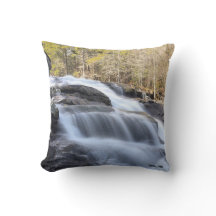 Travesseiro decorativo Glendale Falls por Zone_413