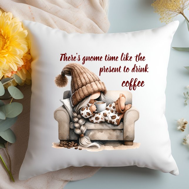 Almofada Travesseiro decorativo Gnomo Cozy de Duas Tons Wat (There's gnome time like the present to drink coffee accent pillow)