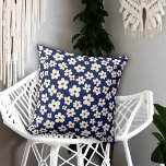 Almofada Travesseiro decorativo Padrão Azul Escuro do Chic<br><div class="desc">A simples pintura aquosa inspirou um padrão floral de flores anêmonas brancas com fundo azul escuro.</div>