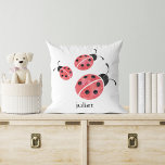 Almofada Travesseiro decorativo Personalizado Ladybug da Wa<br><div class="desc">Deixem que esses doidos tragam sorte para sua casa! Um toque perfeito para o quarto de uma garota. Personalize com um nome ou deixe o vazio. Coordena-se perfeitamente com os nossos acessórios de Ladybug,  roupas,  presentes e material de festa!</div>