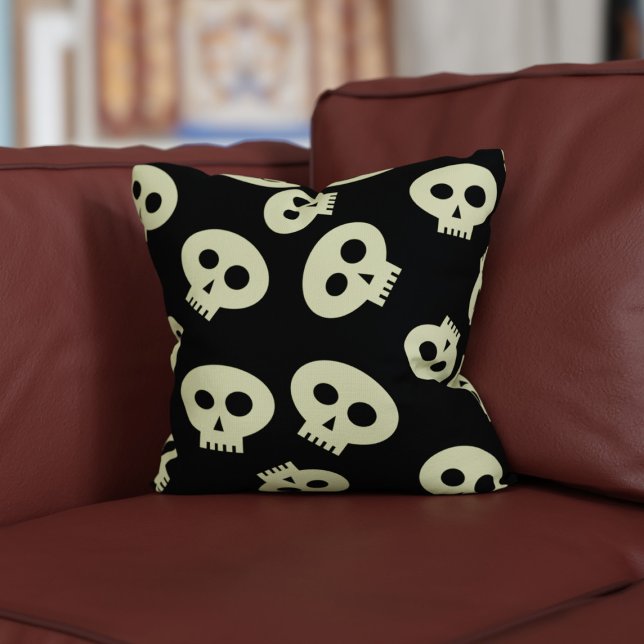 Almofada Travesseiro decorativo Preto do Padrão Crânio Cóni (A cute black and cream skull pattern pillow for your Halloween home)