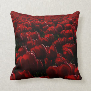 Almofada travesseiro decorativo vermelho escuro de tulipa.