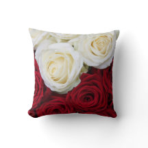 Travesseiro do rosa vermelho e branco