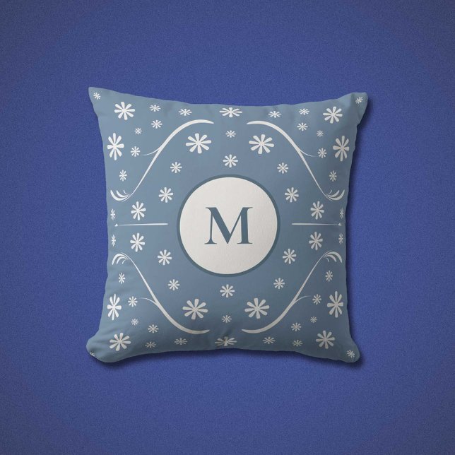 Almofada Travesseiro Monograma de Energia da Flor Azul Dust (Dusty Blue Flower Power Monogram Pillow)