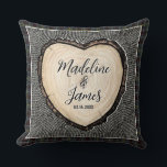 Almofada Travesseiro Personalizado de Aniversário de Casame<br><div class="desc">Travesseiro de aniversário de casamento florestal para casais em espinha de peixe e xadrez. Design rústico fofo para um presente romântico.</div>