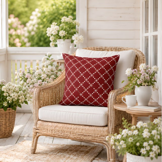 Almofada Travesseiro Vermelho Escuro com Renda Pontilhada B (Cozy porch styling with warm florals and timeless red accent pillow charm.)