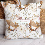 Almofada Trendy Boho Neutral Autumn Selvagens em Branco<br><div class="desc">Este travesseiro apresenta um padrão bonito e boho de outono de flores silvestres e folhas verdes,  cor-de-rosa,  neutras,  aterrorizadas e cor-de-rosa,  com borboletas sobre fundo branco. Personalize com seu nome ou monograma em uma cor rosa rosa correspondente.</div>