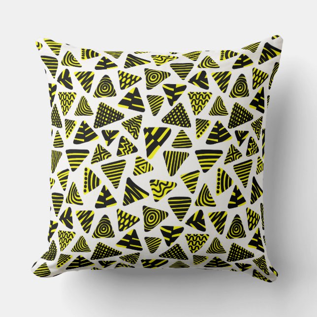 Almofada Triângulos 240121 - Preto e Amarelo em Branco (Frente)