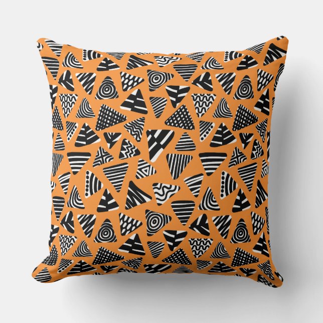 Almofada Triângulos 240121 - Preto e Branco em Laranja (Frente)