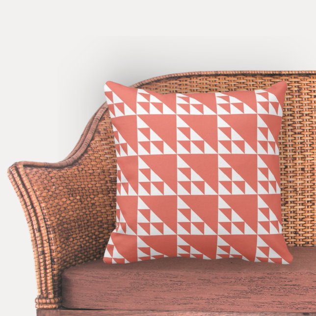 Almofada Triângulos Geométricos Rosa e Branco Elegantes (Elegant Geometric Pink & White Triangles Throw Pillow)