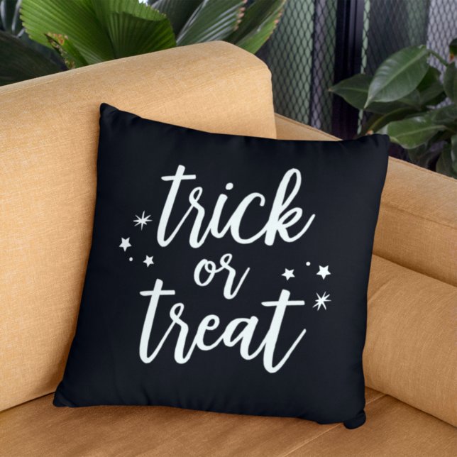 Almofada Trick ou Tratar Halloween de Script Moderno Branco (Criador carregado)