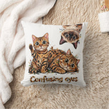 Trio Felino Divertido de Gatos em Travesseiros em