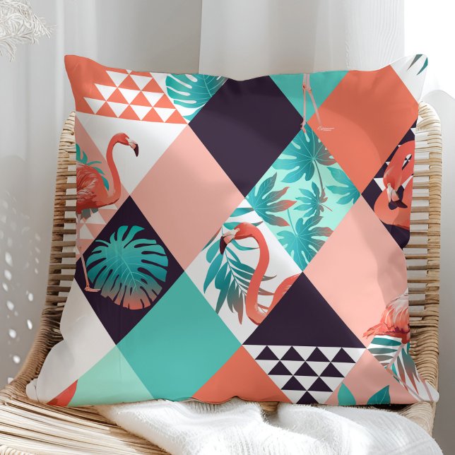 Almofada Tropical Flamingo e Palmeira deixam Travesseiro (Tropical Flamingo and Palm Tree Leaves Pillow in a sunny rattan armchair.)