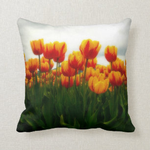 Almofada Tulipas bonito no campo de flor