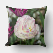 Tulipas cor-de-rosa brilhantes num dia ensolarado