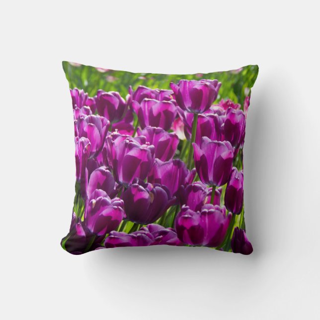 Almofada Tulipas lilás brilhantes num dia ensolarado (Frente)