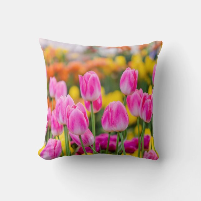 Almofada Tulipas Rosa Bonitas num Jardim (Frente)